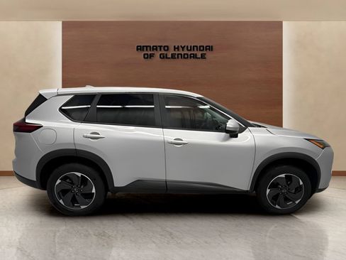 Used 2024 Nissan Rogue SV FWD image 8