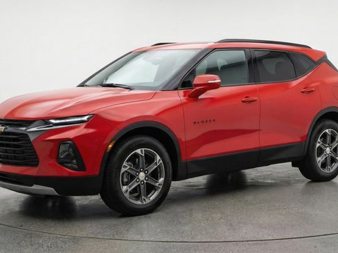Used 2025 Chevrolet Blazer LT FWD image 3