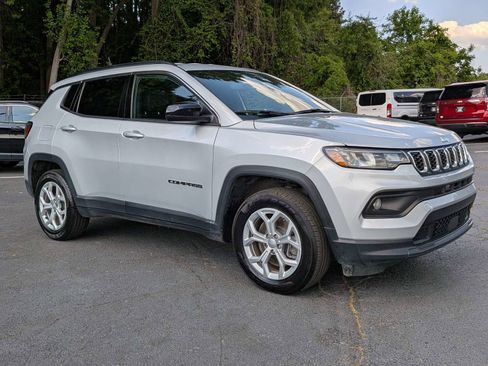 Used 2024 Jeep Compass Latitude AWD/4WD image 2