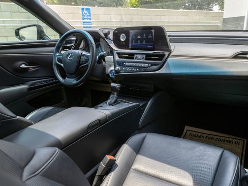 Used 2022 Lexus ES 300h w/ Accessory Package FWD image 31