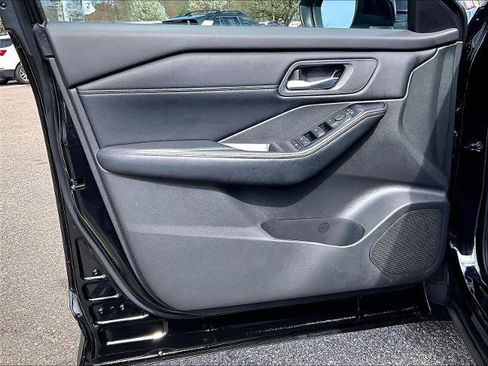 Certified 2025 Nissan Rogue SV w/ SV Premium Package AWD/4WD image 9