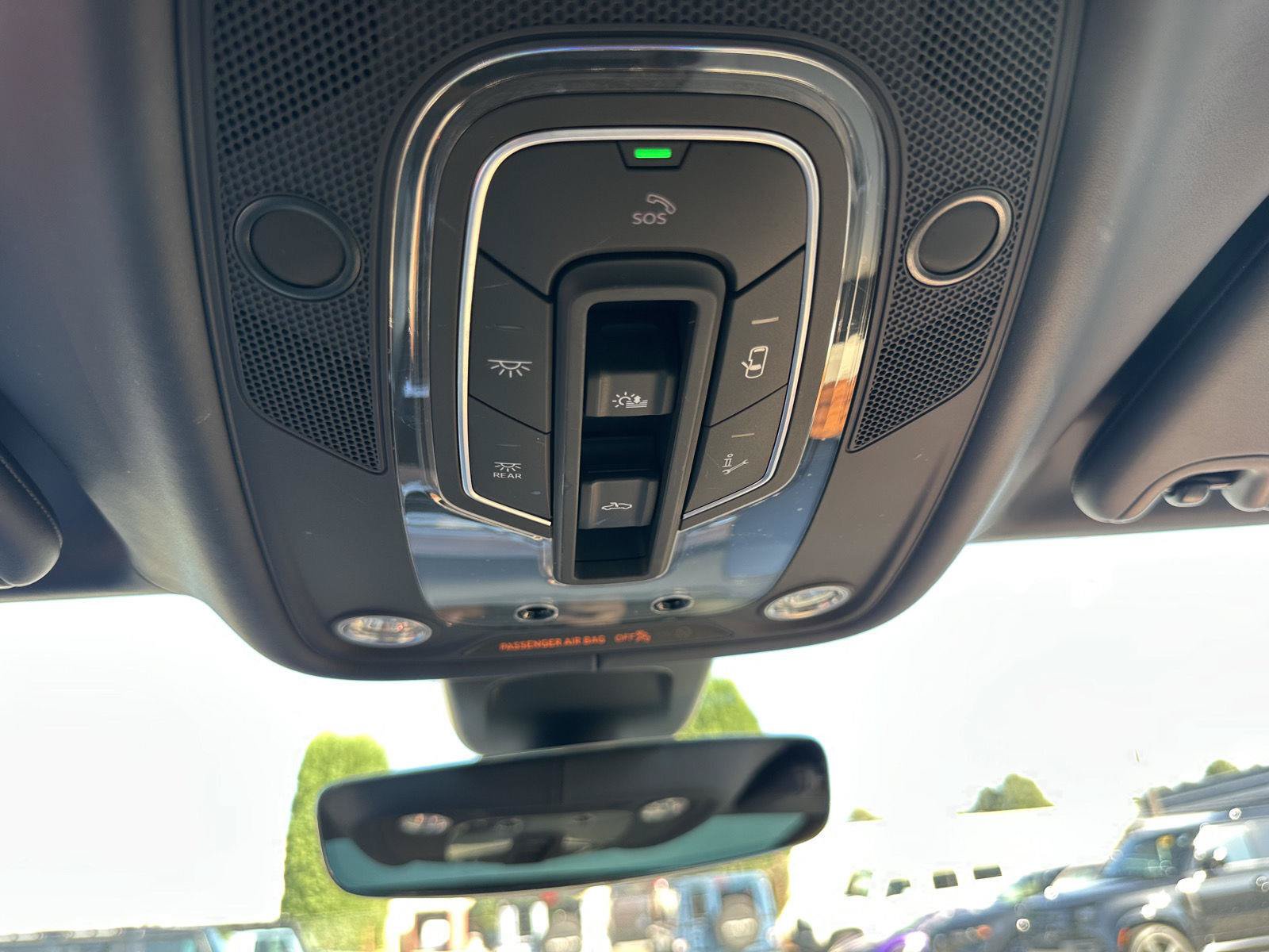Used 2022 Bentley Bentayga AWD/4WD image 39