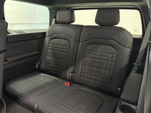 Used 2025 Rivian R1S Premium AWD/4WD image 17
