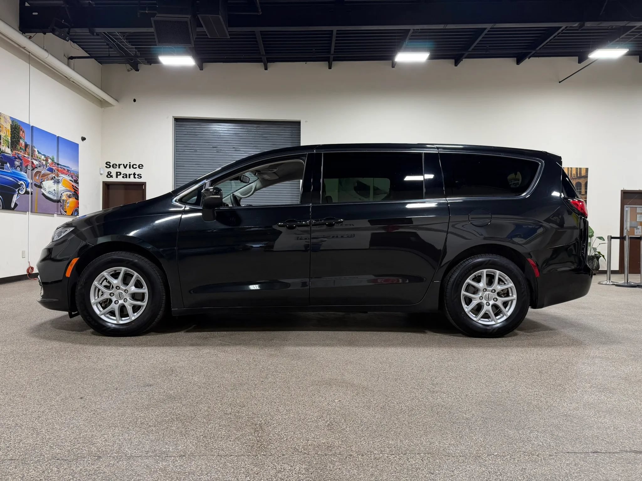 Used 2023 Chrysler Pacifica Touring-L FWD image 8