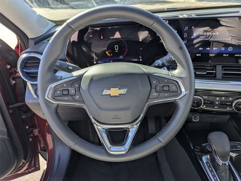 Used 2025 Chevrolet Trax LT w/ LT Convenience Package image 18