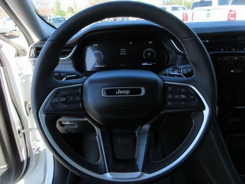 Used 2023 Jeep Grand Cherokee Limited w/ Black Appearance Package image 14