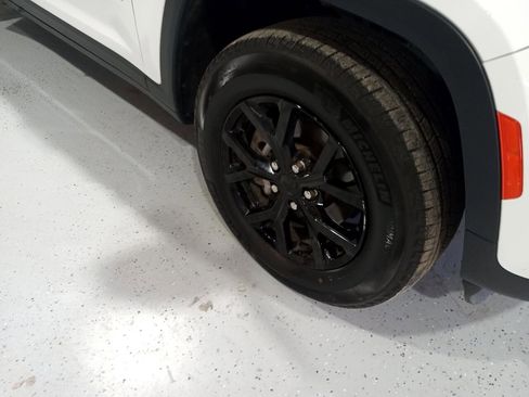 Used 2024 Jeep Grand Cherokee Altitude image 3