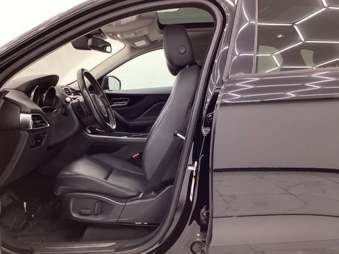 Used 2018 Jaguar F-PACE Premium image 15