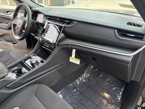 New 2025 Jeep Grand Cherokee Laredo X w/ Luxury Tech Group I image 19