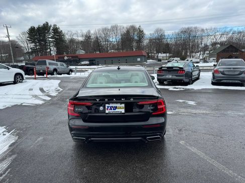 Used 2022 Volvo S60 B5 Momentum w/ Premium Package image 5