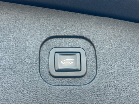 Used 2017 Chevrolet Equinox Premier w/ Enhanced Convenience Package FWD image 8