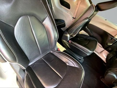Used 2022 Chrysler Pacifica Limited w/ Uconnect Theater Family Group FWD image 32