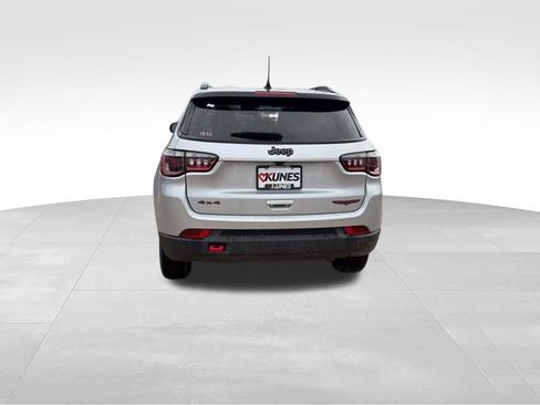 Used 2025 Jeep Compass Trailhawk AWD/4WD image 9