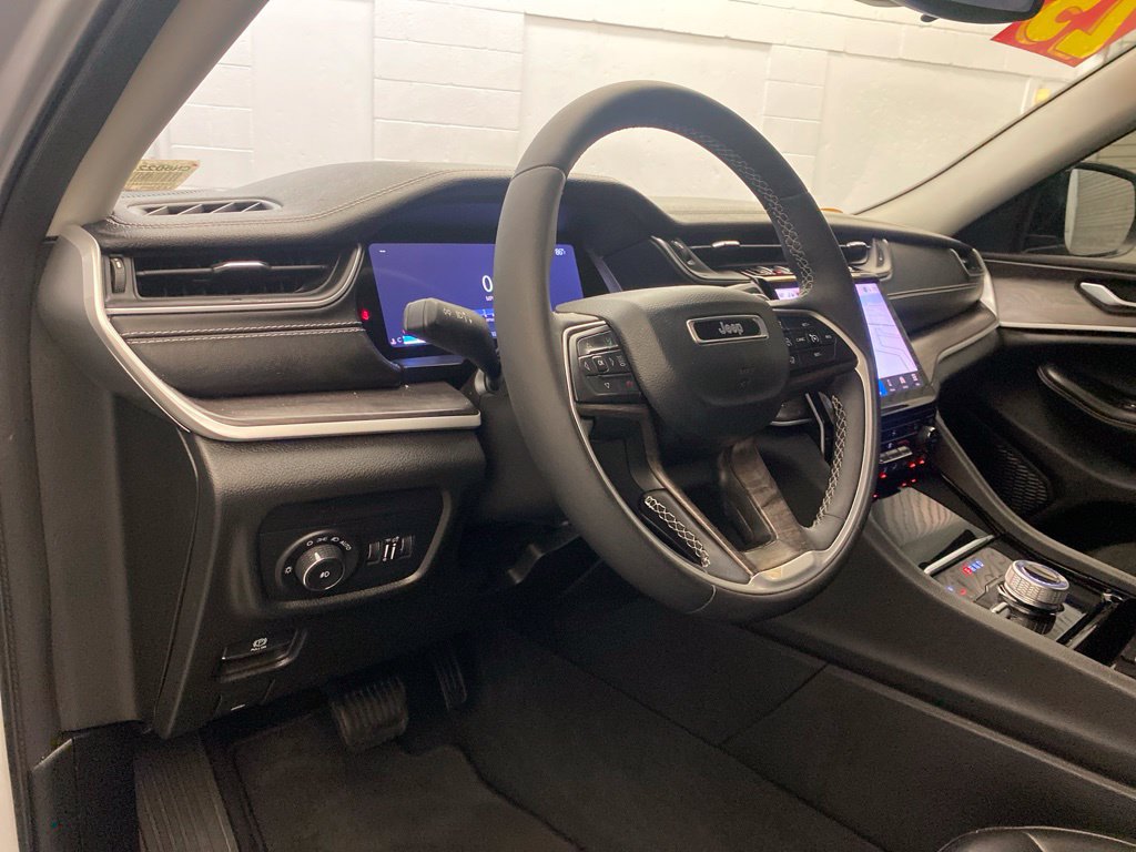 Used 2023 Jeep Grand Cherokee L Limited AWD/4WD image 13
