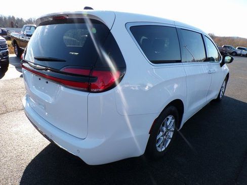 Used 2024 Chrysler Pacifica Touring-L image 4