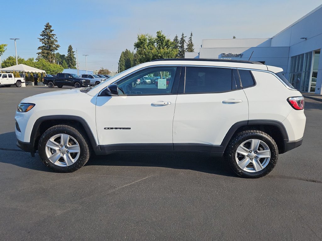 Used 2022 Jeep Compass Latitude w/ Convenience Group AWD/4WD image 3