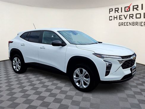Used 2025 Chevrolet Trax LS FWD image 2