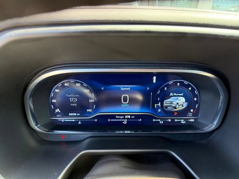Used 2024 Chevrolet Suburban LT RWD image 30