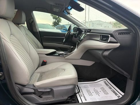 Used 2019 Toyota Camry SE FWD image 12