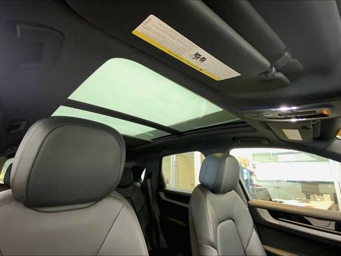 Used 2024 Porsche Cayenne image 17