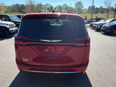 Certified 2024 Chrysler Pacifica Touring-L FWD image 9