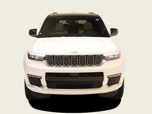 Used 2023 Jeep Grand Cherokee L Summit w/ Luxury Tech Group V AWD/4WD image 3