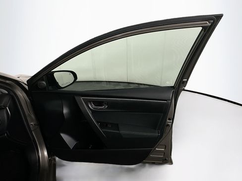 Used 2017 Toyota Corolla LE image 29