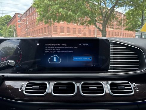 Used 2025 Mercedes-Benz GLS 450 4MATIC image 32