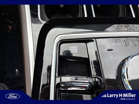 Used 2025 BMW 760i xDrive w/ Premium Package image 30