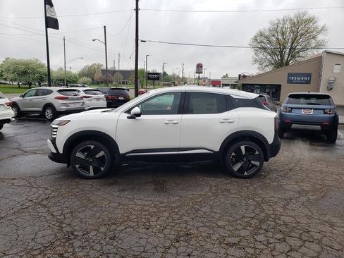 New 2025 Nissan Kicks SR image 3