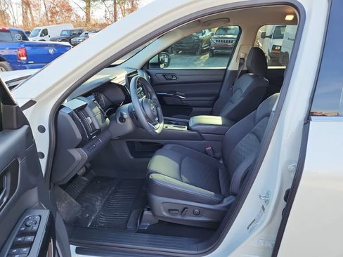 Used 2024 Nissan Pathfinder SV w/ Black Appearance Package image 15