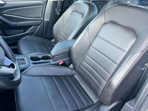 Used 2024 Volkswagen Jetta SE image 11