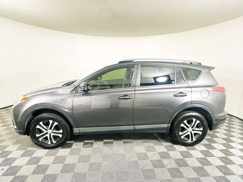 Used 2018 Toyota RAV4 LE FWD image 4