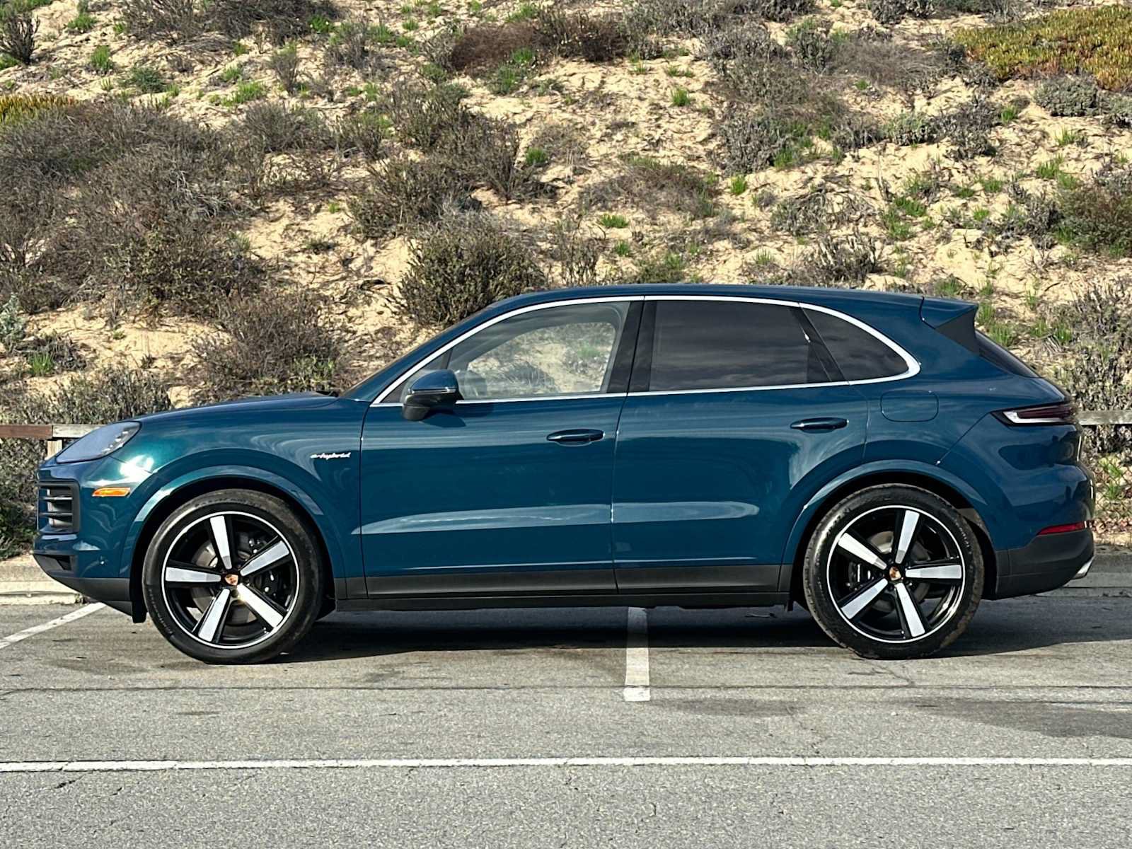 Certified 2025 Porsche Cayenne E-Hybrid AWD/4WD image 2