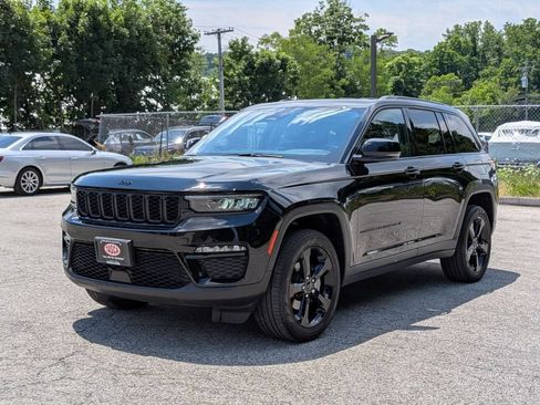 Used 2023 Jeep Grand Cherokee Limited w/ Black Appearance Package AWD/4WD image 10