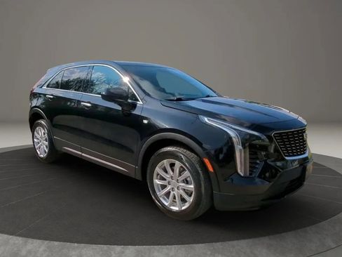 Used 2023 Cadillac XT4 Luxury w/ Cold Weather Package image 11
