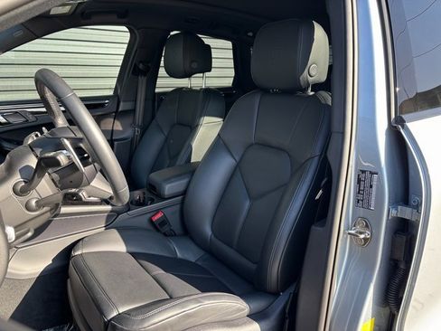 Certified 2025 Porsche Macan image 5