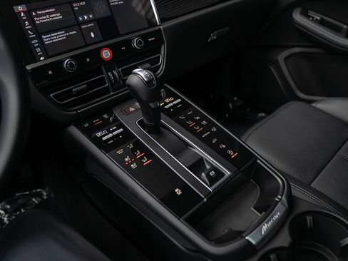 Certified 2026 Porsche Macan AWD/4WD image 14