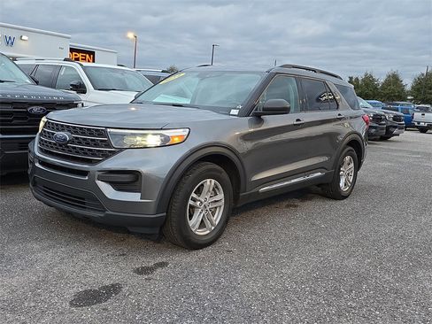 Used 2024 Ford Explorer XLT image 9