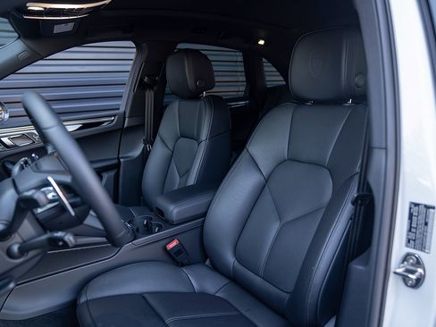 Certified 2026 Porsche Macan Turbo AWD/4WD image 5
