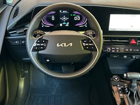 Certified 2025 Kia Niro FWD image 14