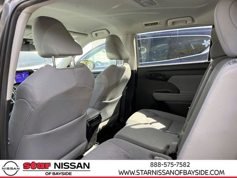 Used 2023 Toyota Highlander LE AWD/4WD image 11