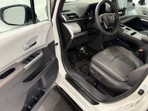 Used 2024 Toyota Sienna XSE image 34