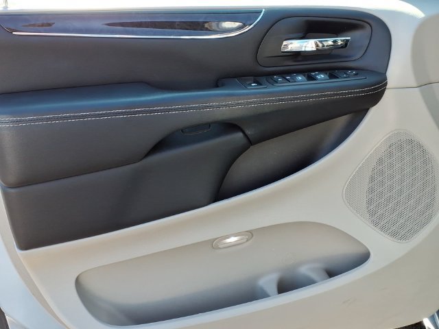 Used 2013 Chrysler Town & Country Touring-L w/ Driver Convenience Group FWD image 15