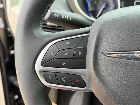 Used 2024 Chrysler Pacifica Touring-L FWD image 16
