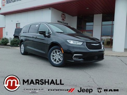 Used 2025 Chrysler Pacifica Select w/ Uconnect Theater Family Group image 1