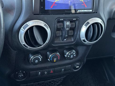 Used 2018 Jeep Wrangler Unlimited Sahara w/ Connectivity Group AWD/4WD image 19