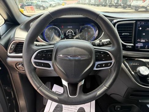 Used 2025 Chrysler Pacifica Select FWD image 15