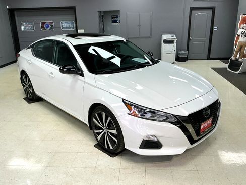 Used 2021 Nissan Altima 2.5 SR w/ SR Premium Package image 2