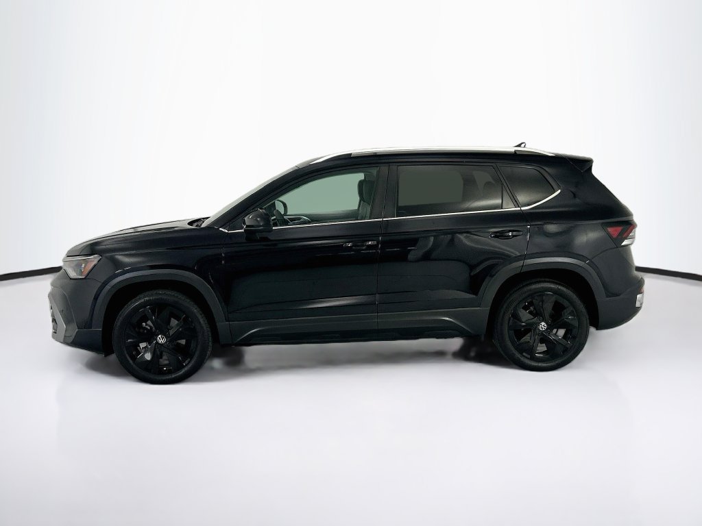 Used 2025 Volkswagen Taos SE w/ Black Wheel Package FWD image 8